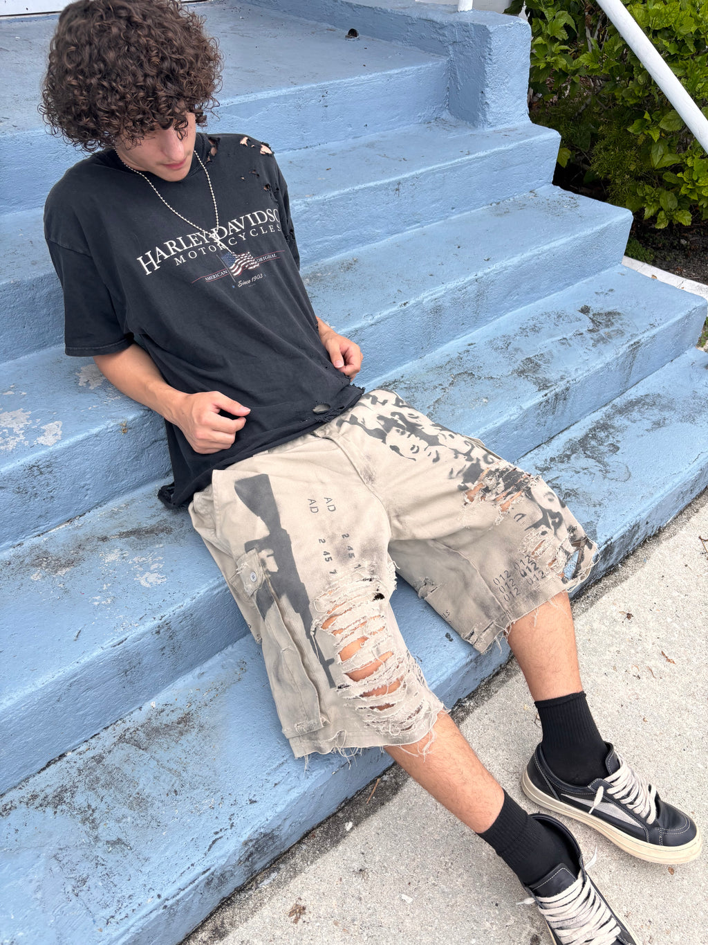 GRAPHIC CARGO SHORTS (BEIGE)
