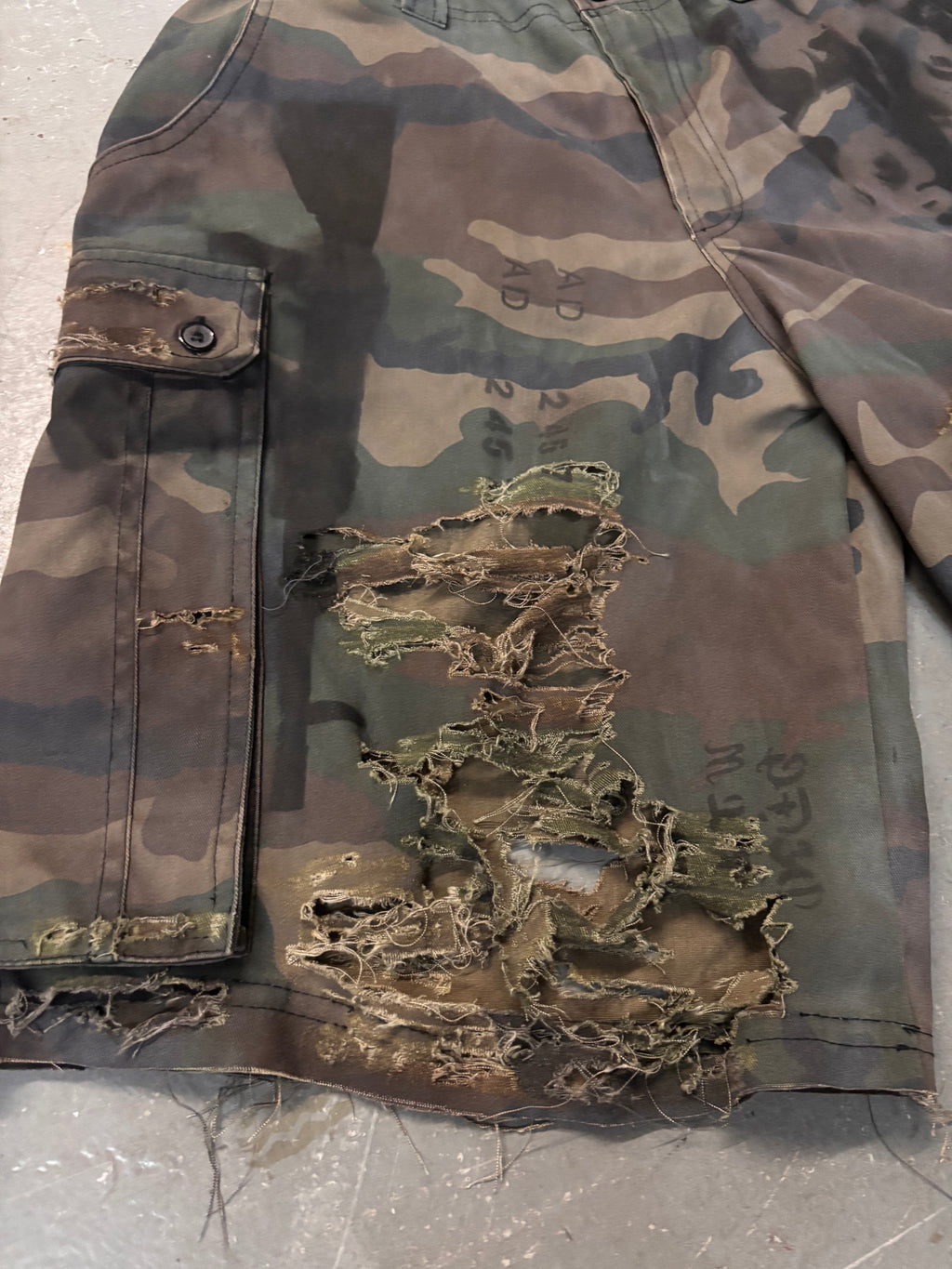 GRAPHIC CARGO SHORTS (CAMO)