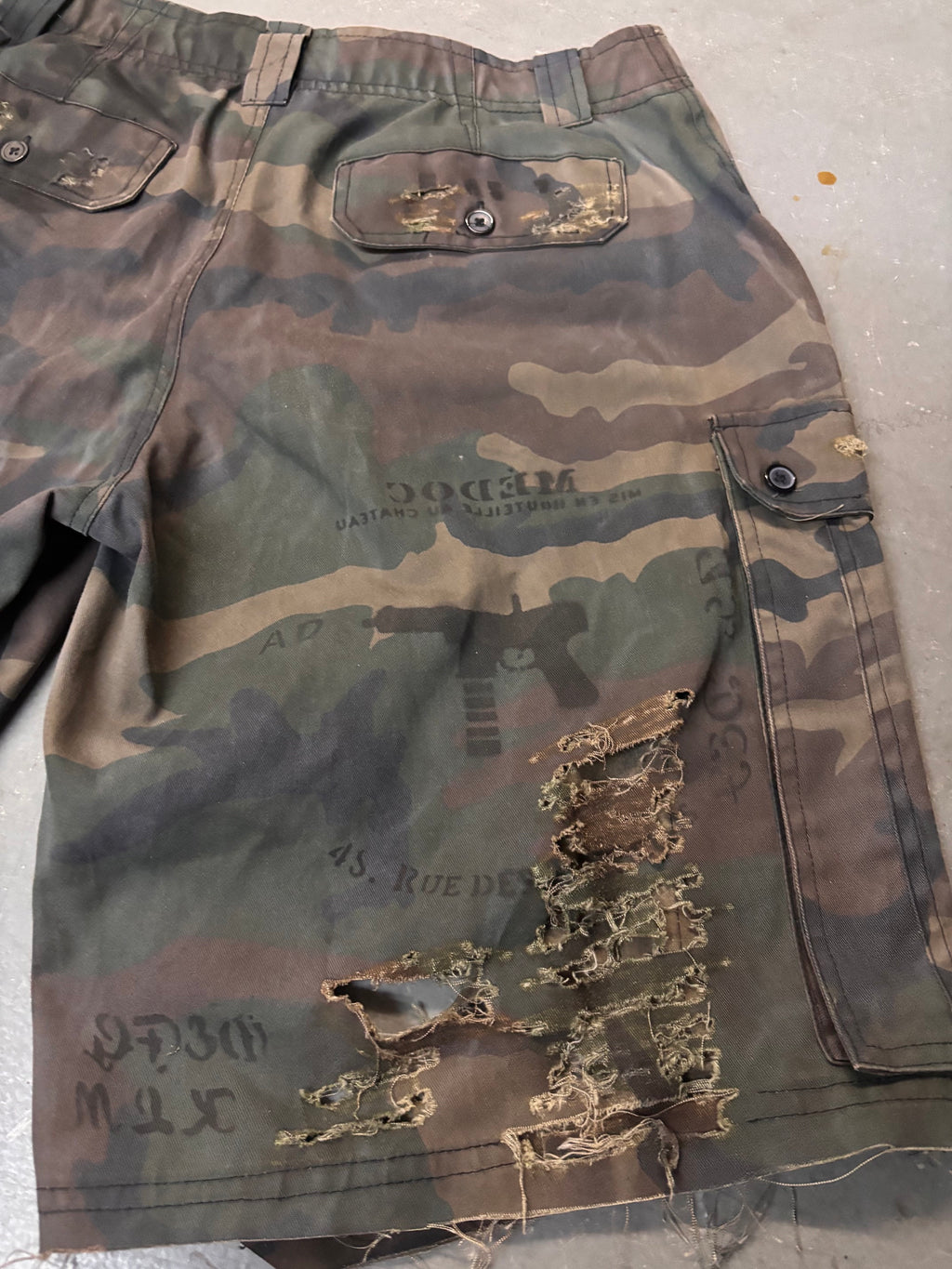 GRAPHIC CARGO SHORTS (CAMO)