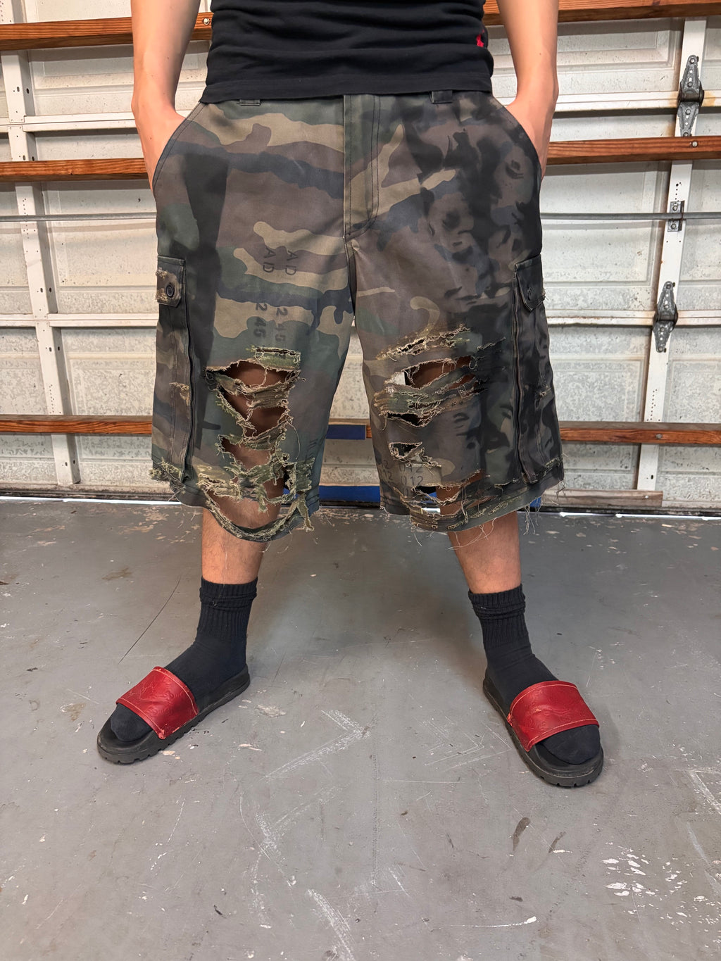 GRAPHIC CARGO SHORTS (CAMO)