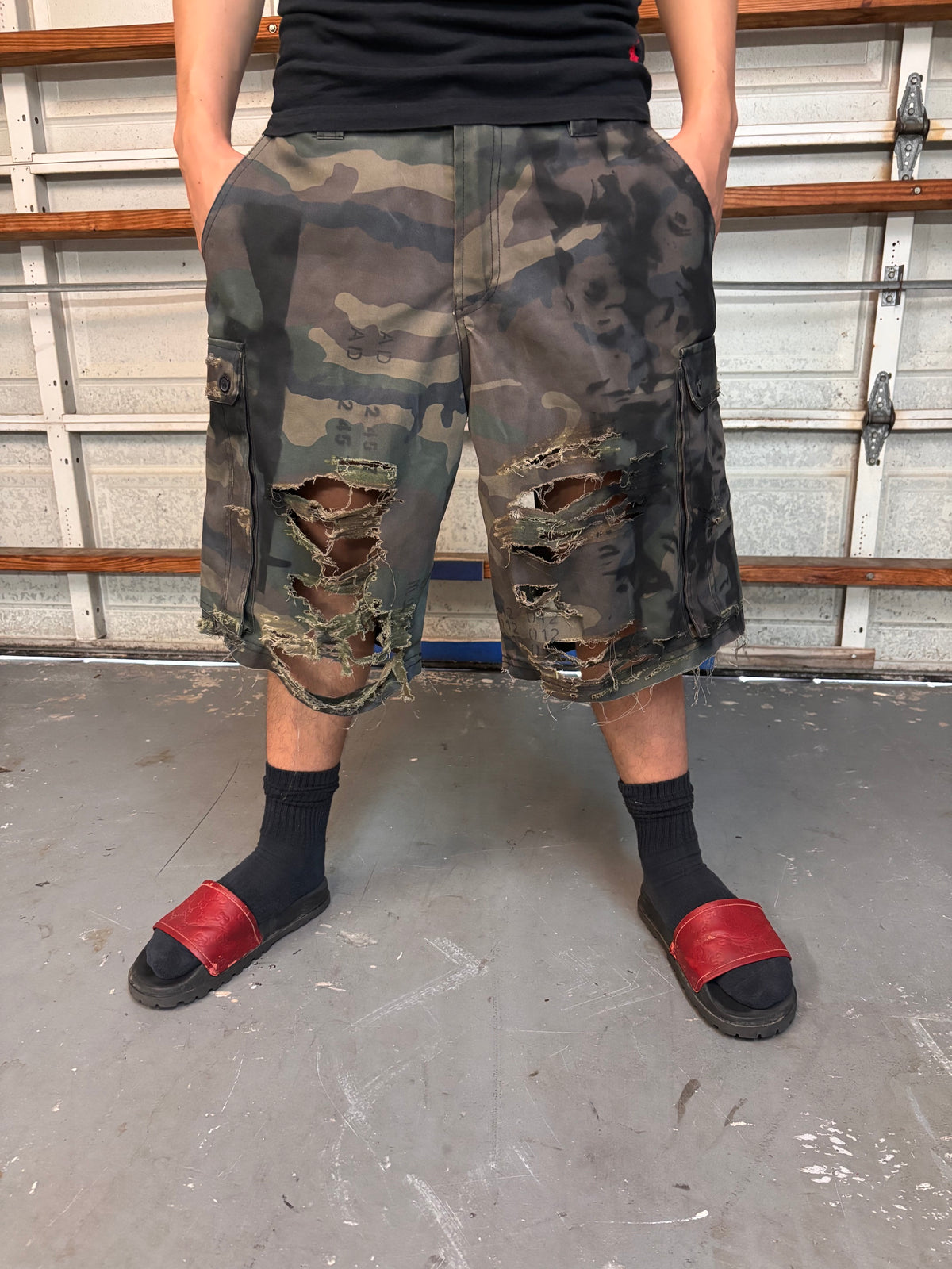 GRAPHIC CARGO SHORTS (CAMO)