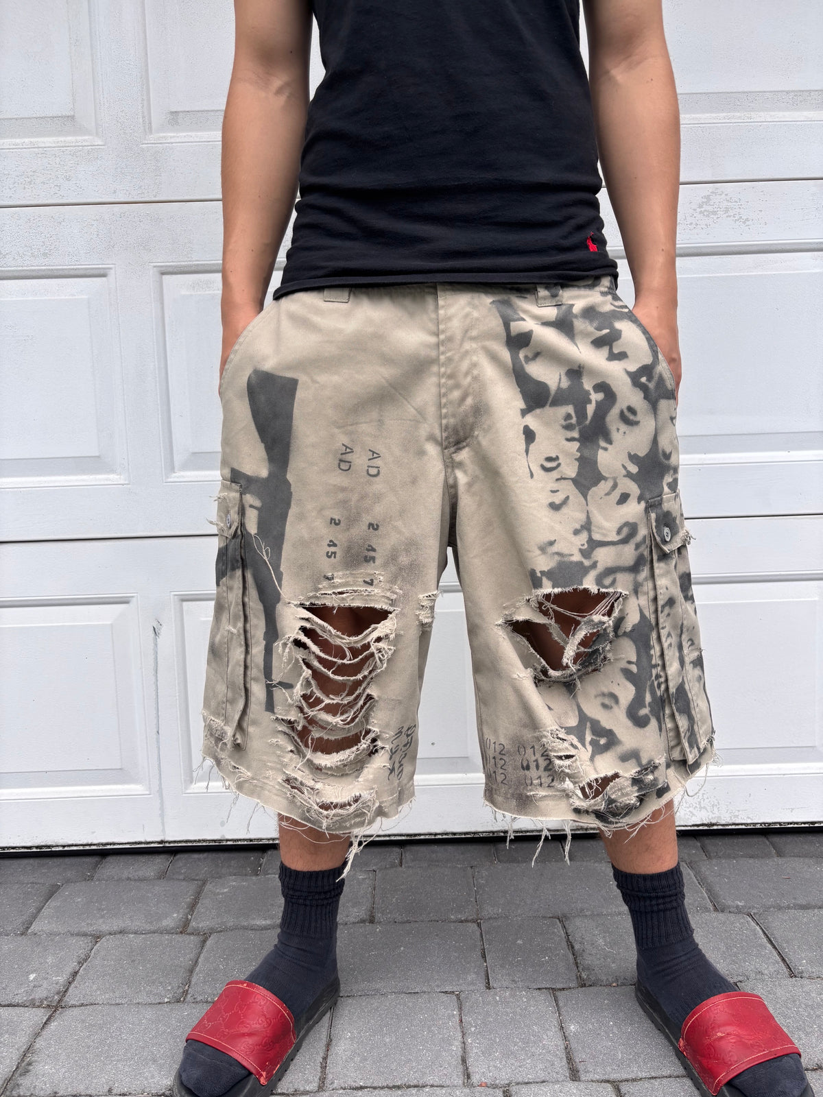 GRAPHIC CARGO SHORTS (BEIGE)