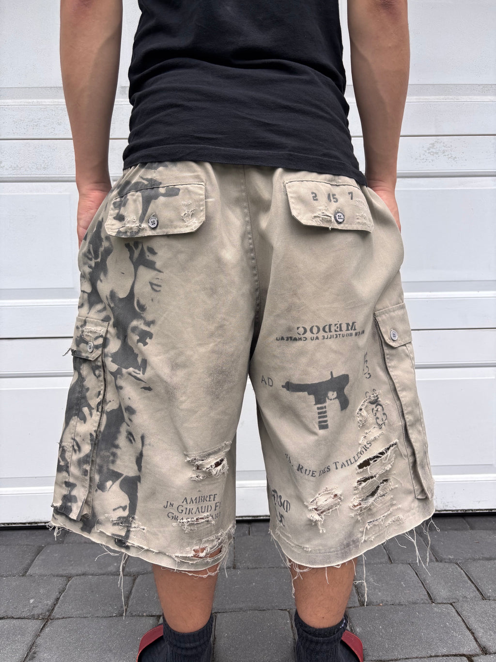 GRAPHIC CARGO SHORTS (BEIGE)