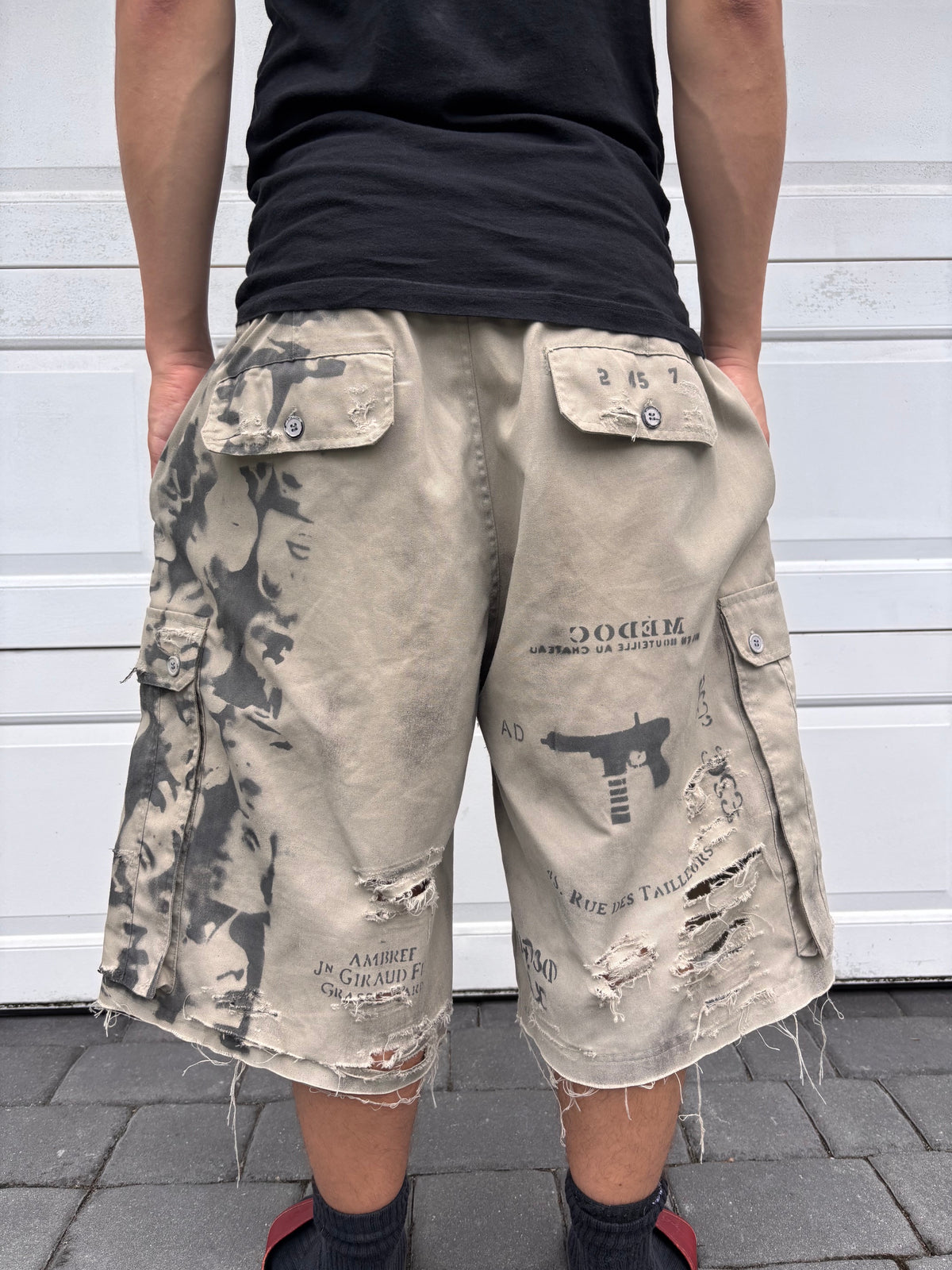 GRAPHIC CARGO SHORTS (BEIGE)