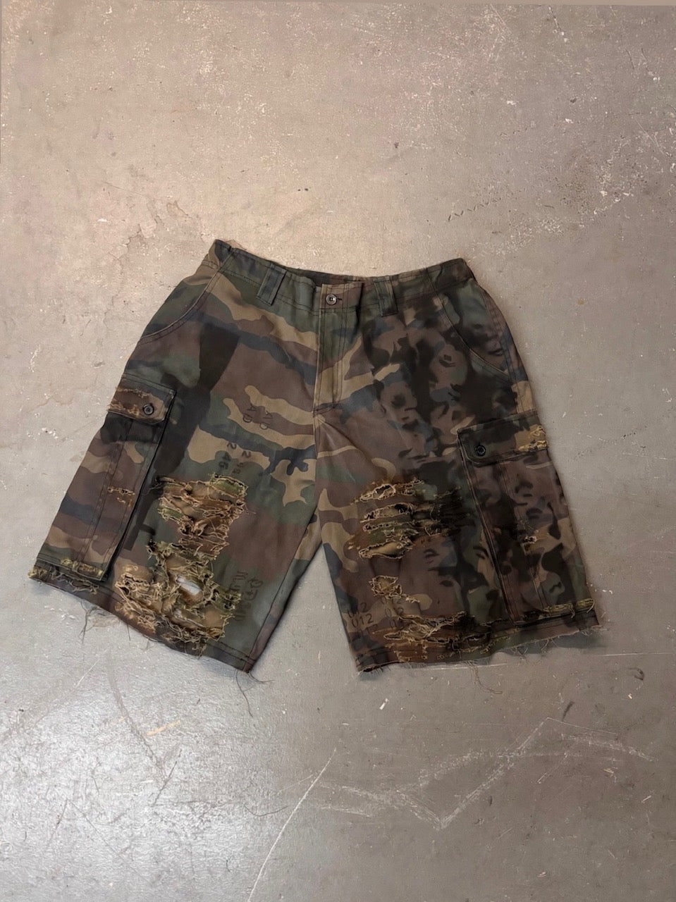 GRAPHIC CARGO SHORTS (CAMO)