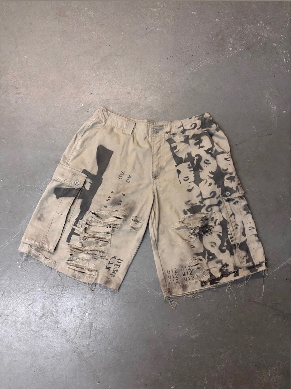 GRAPHIC CARGO SHORTS (BEIGE)